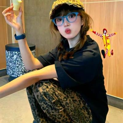 三女性海报